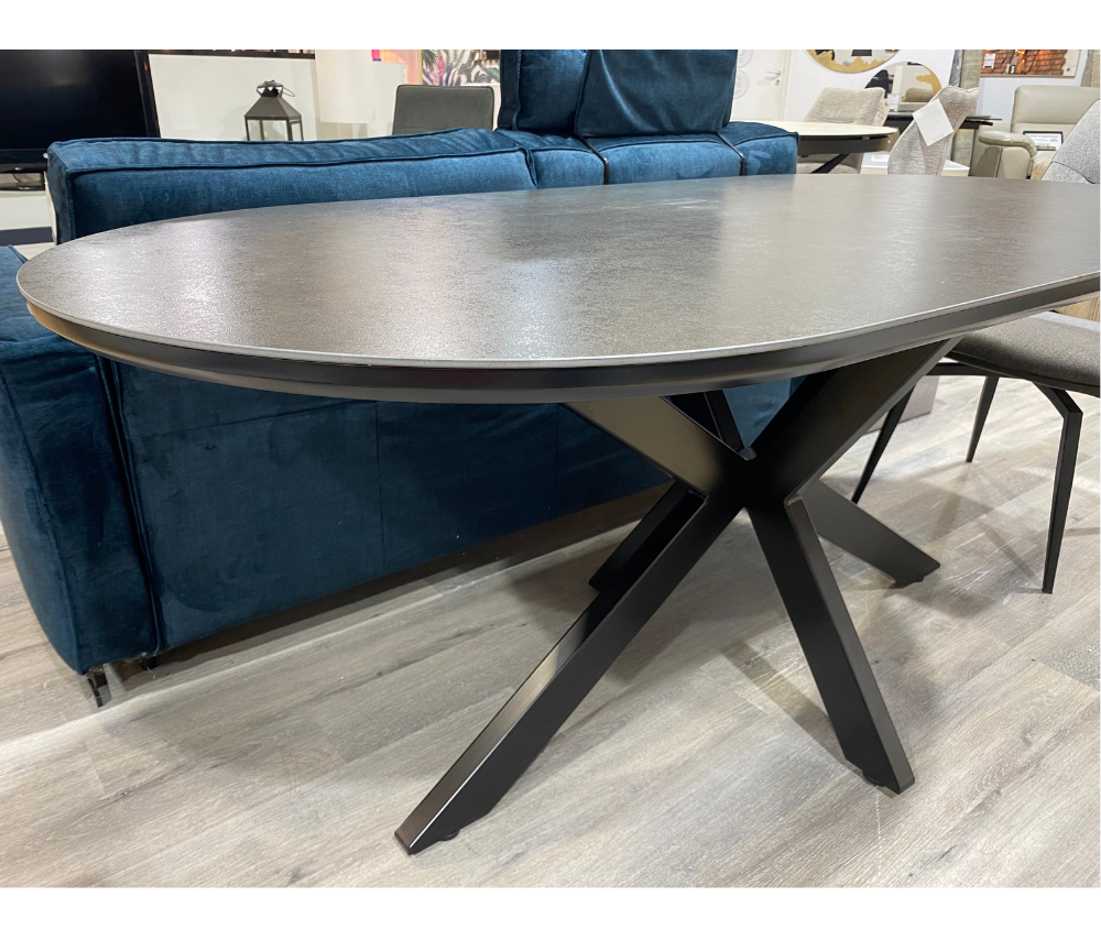 table ovale céramique grise pieds central métal noir vue de biais dans le magasin