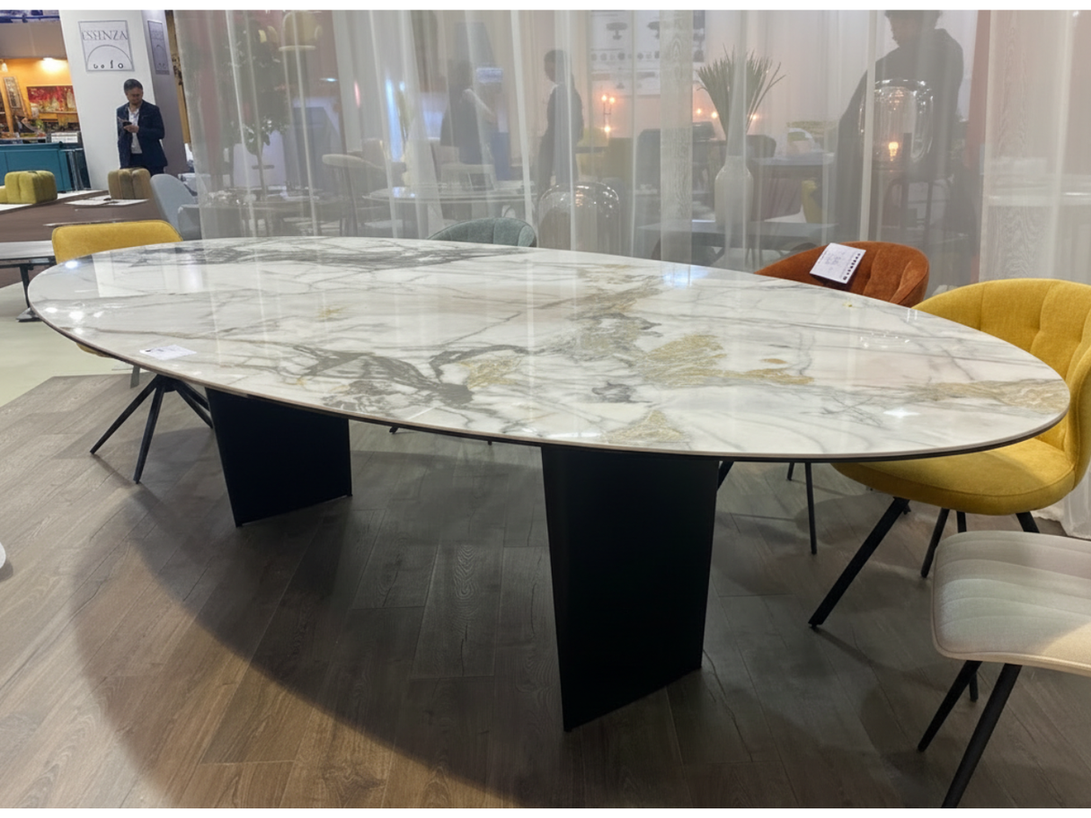 Goliath table céramique ovale marbre – vue en showroom Souffle d'Intérieur Yerres
