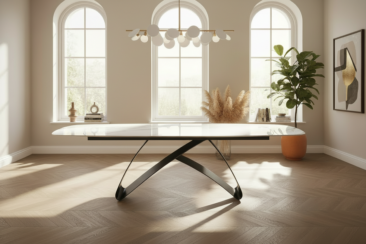 Table ovale extensible en marbre céramique dans une salle à manger contemporaine