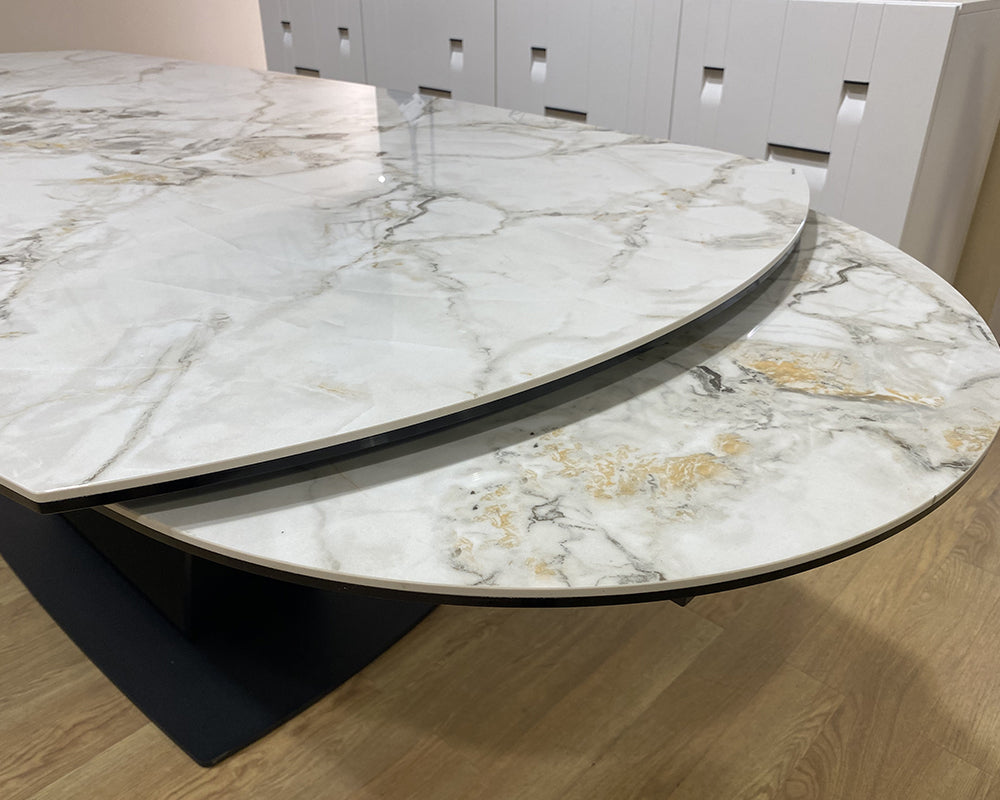 Détail plateau - Natty - table ovale en céramique extensible effet marbre blanc