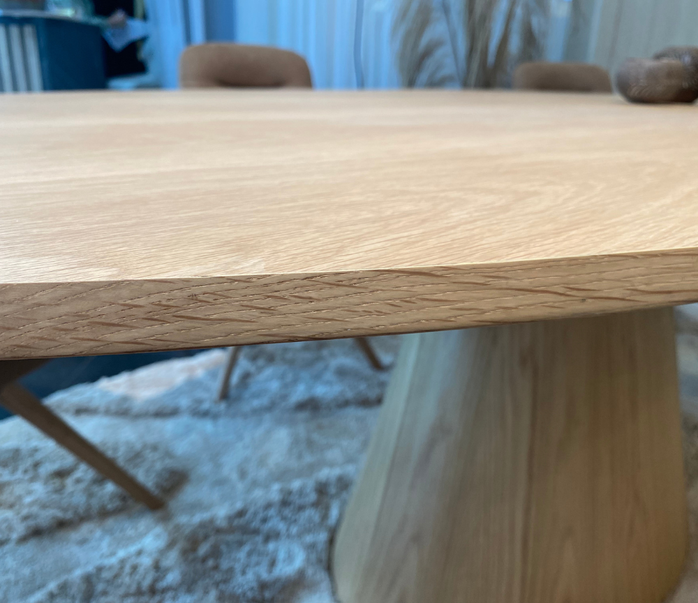 zoom du plateau d'une table ovale en bois de chêne de salle a manger - Souffle d'intérieur
