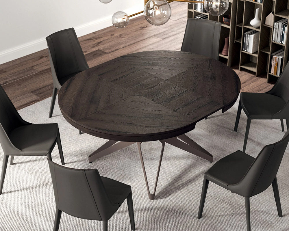 Table à manger Roundy en situation — salon — Bois foncé pied laqué noir