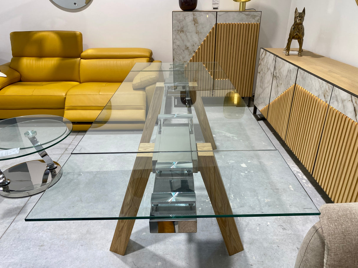 Table en verre et bois Wilson présentée avec un canapé assorties dans le showroom Souffle d’Intérieur à Yerres