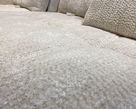 Zoom tissu bouclette blanc du canapé Melania – toucher doux et raffiné, Souffle d’Intérieur