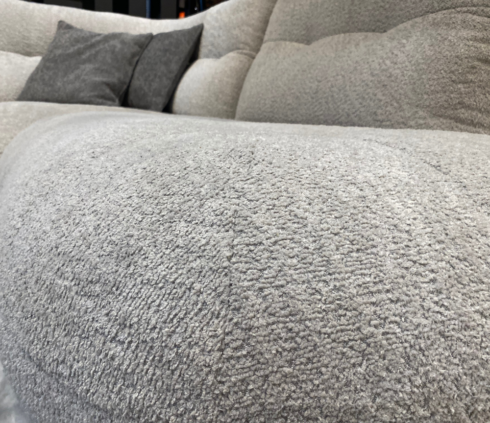Zoom sur le tissu velours beige du canapé d’angle Moony – matière douce et haut de gamme