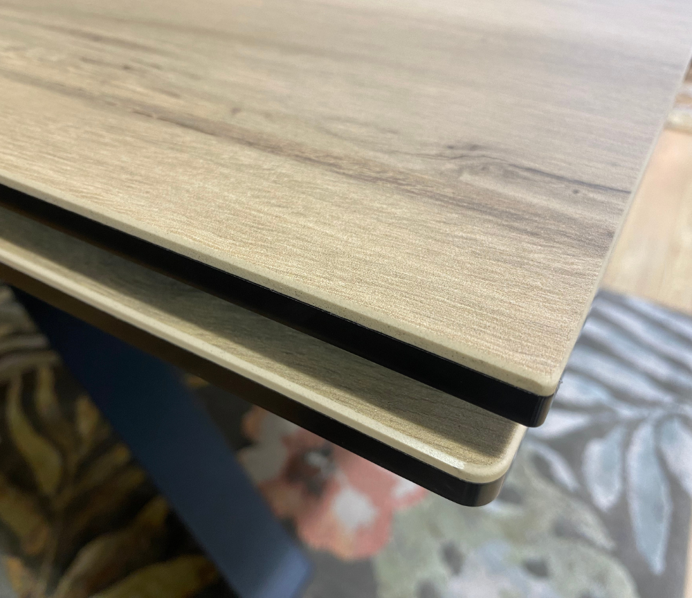 Détail du plateau en céramique effet bois naturel – finition haut de gamme Souffle d’Intérieur