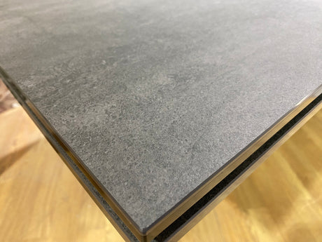 Détail du plateau en céramique grise effet ardoise – table Eddy – finition haut de gamme Souffle d’Intérieur