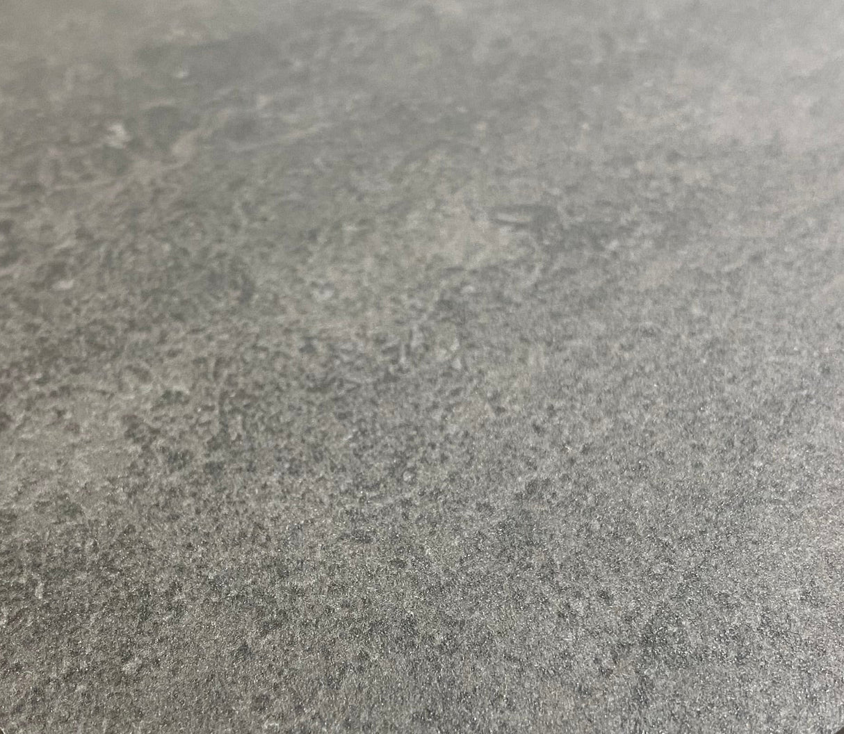 Détail plateau table Eddy – céramique grise effet ardoise – texture et finition