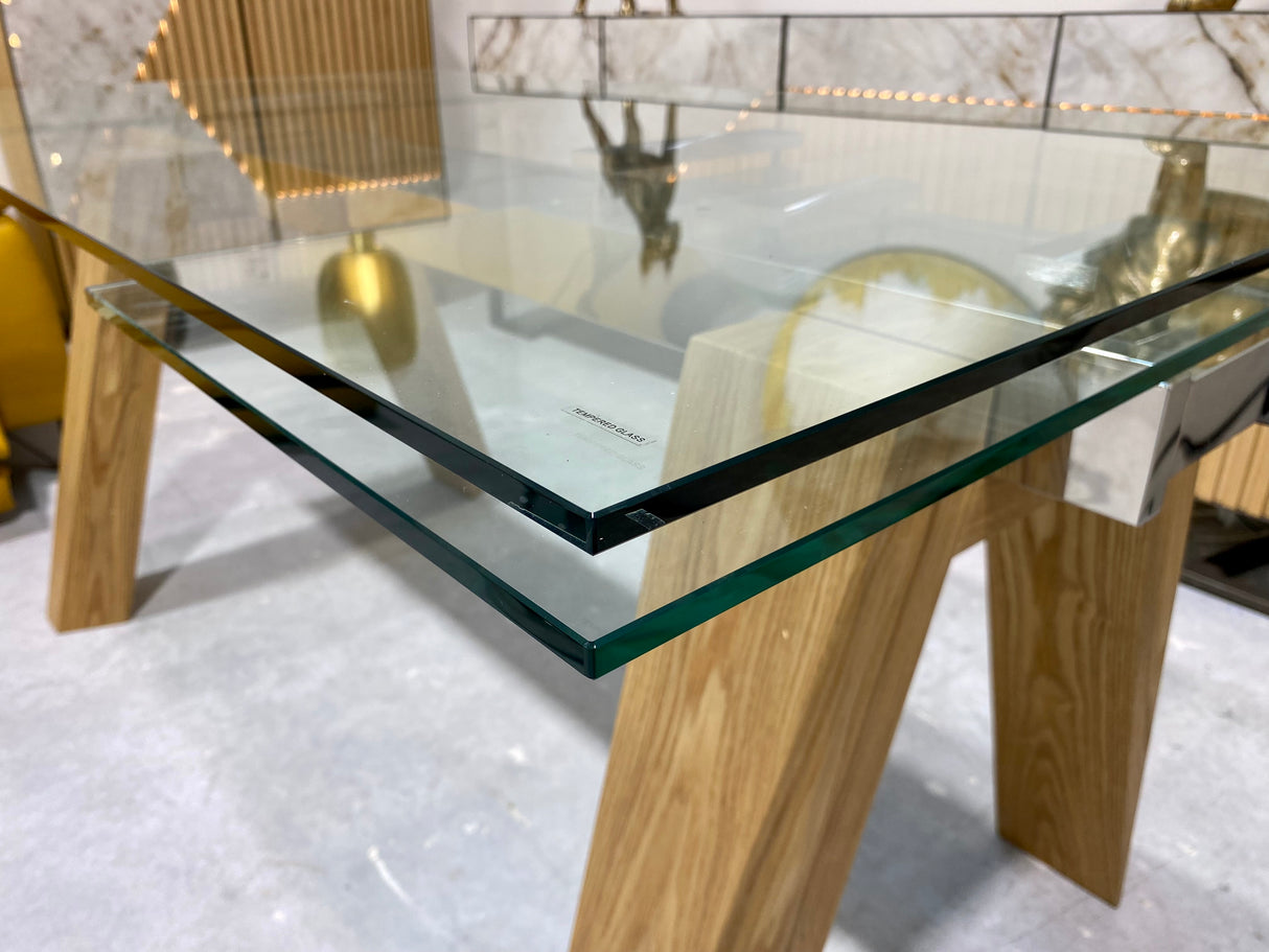 Zoom sur les pieds en bois chêne clair de la table Wilson exposée à Yerres – stabilité, raffinement et finition naturelle