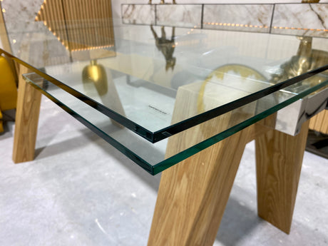 Zoom sur les pieds en bois chêne clair de la table Wilson exposée à Yerres – stabilité, raffinement et finition naturelle