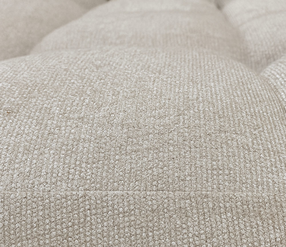 zoom sur l'assise d'un canapé avec dossiers basculants beige