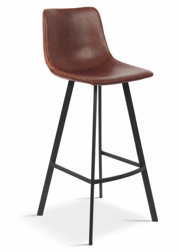 Tabouret de bar industriel pieds métal cognac sur un fond blanc - SOUFFLE D'intérieur