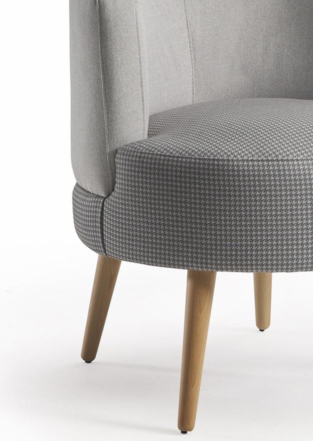 Fauteuil crapaud en tissu gris clair pieds bois - Ray