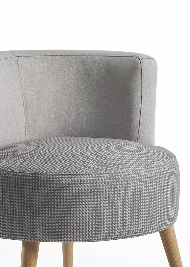 Fauteuil crapaud en tissu gris clair pieds bois - Ray