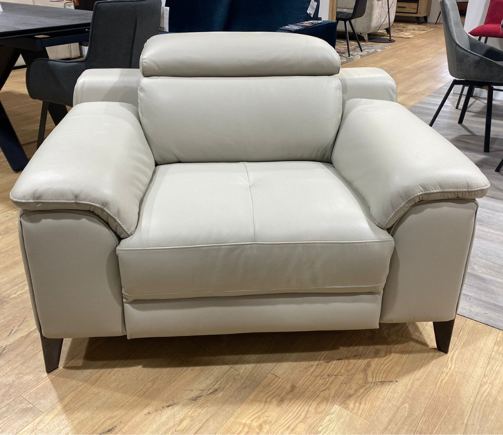 fauteuil relax gris clair en cuir - Souffle d'intérieur