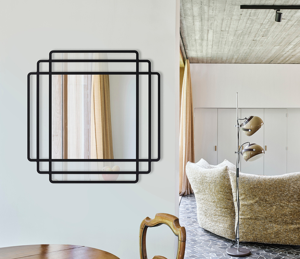 Miroir mural design Jessy en situation – salon – cadre noir – vue de face