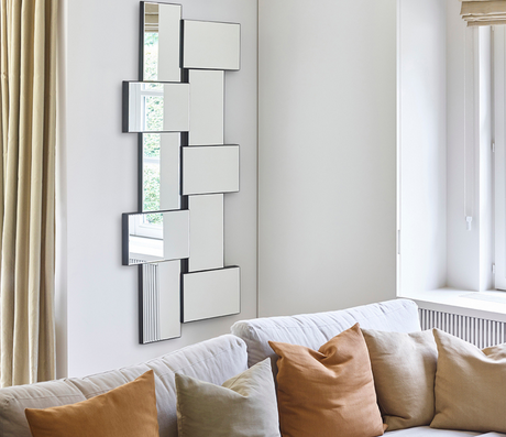 Miroir mural decoratif dans un salon dérrière un canapé - Souffle d'intérieur