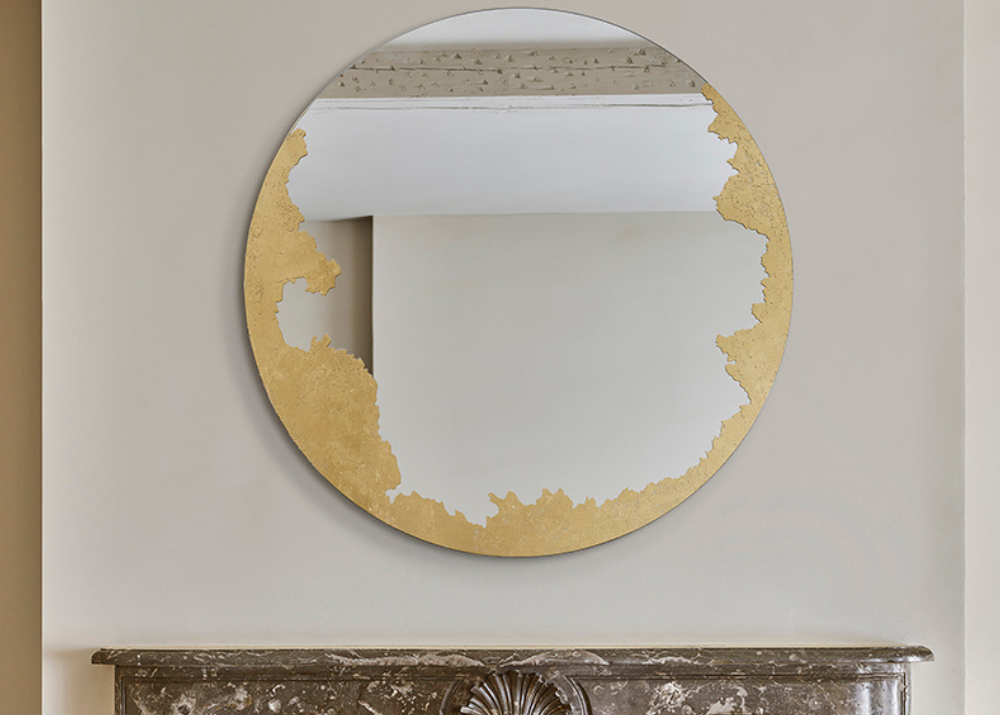 miroir rond doré au dessus d'une cheminée - Souffle d'intérieur