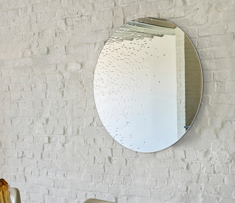 miroir rond design sur un mur brique - Souffle d'intérieur