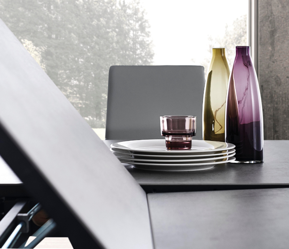 table céramique extensible 12 personnes gris foncé et pieds métal