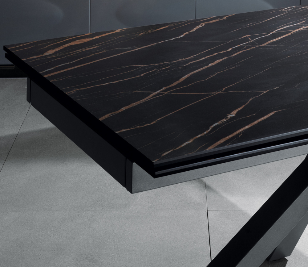 table céramique extensible marbre foncé et pieds métal - Souffle d'intérieur