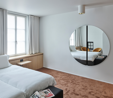 Comment fixer un miroir sur un mur ?