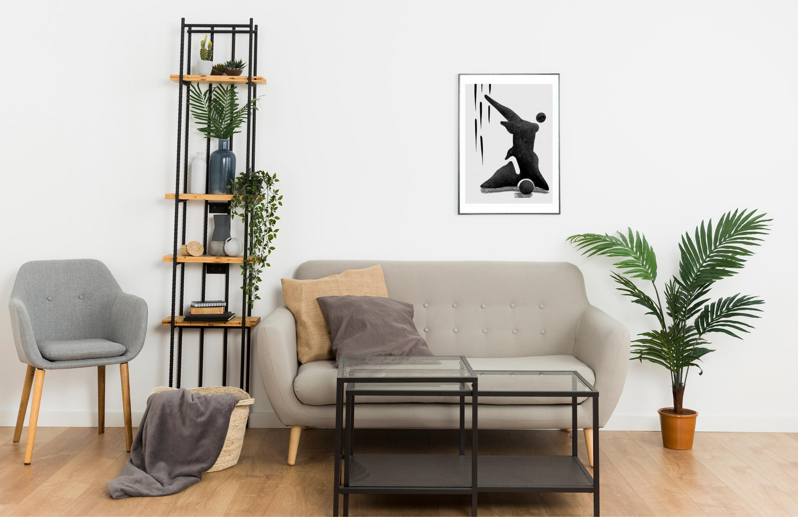 Un salon à la décoration minimaliste, avec un canapé neutre, une table basse en verre, et des touches de verdure, offrant élégance et simplicité.