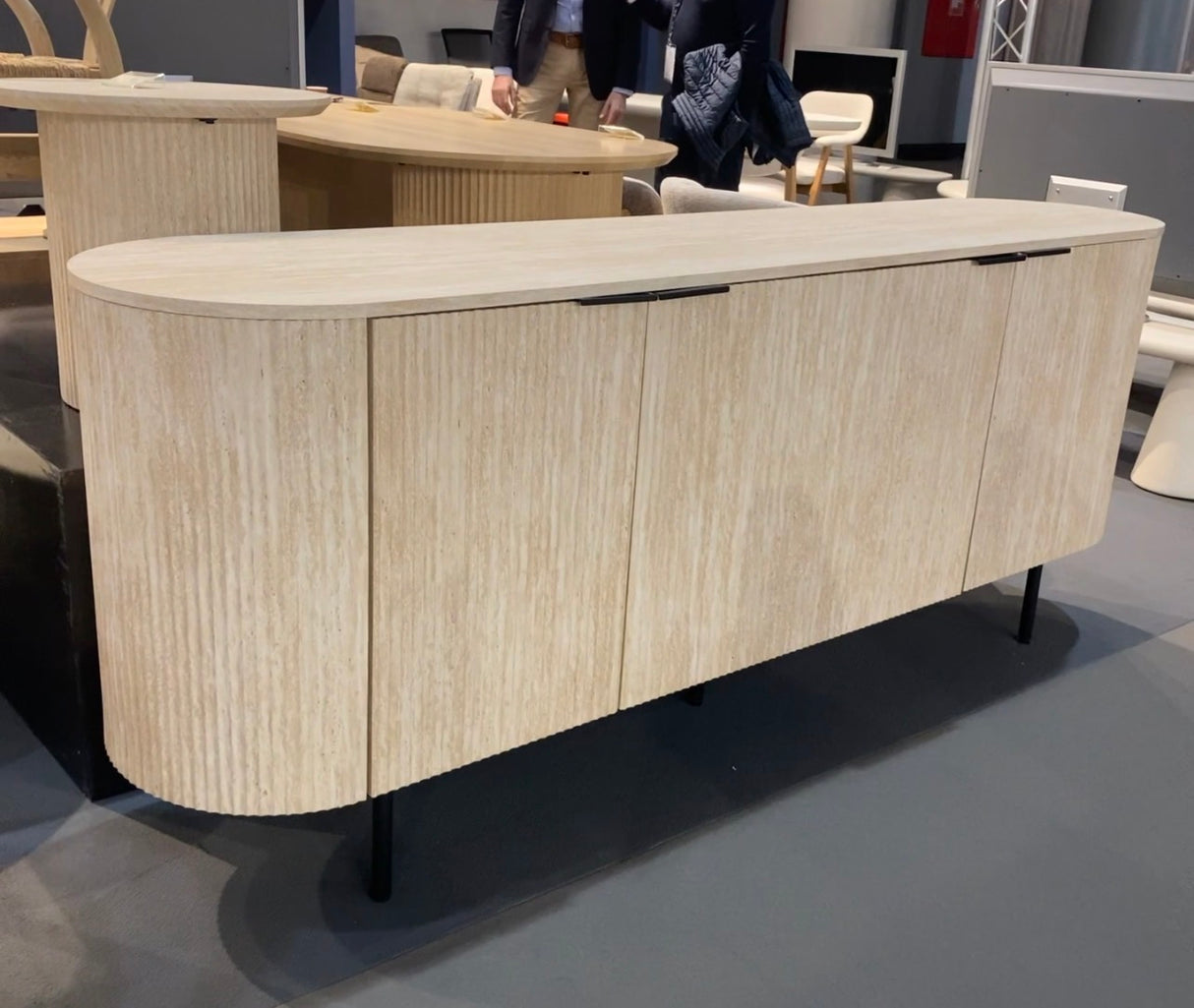 Buffet 4 portes cannelé arrondi effet travertin avec pieds en métal noir - Souffle d’intérieur 