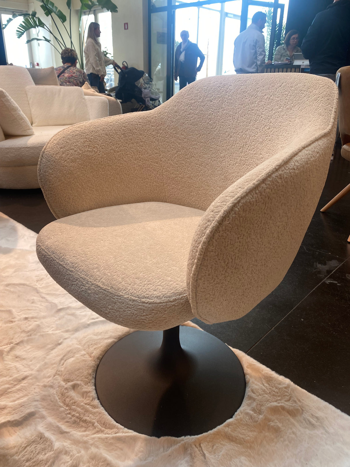 Chaise de repas Calise en situation - en showroom - tissu 100% polyester