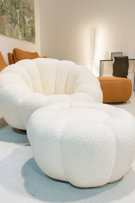 fauteuil blanc bouclette avec son pouf dans le magasin de meuble de Yerres 