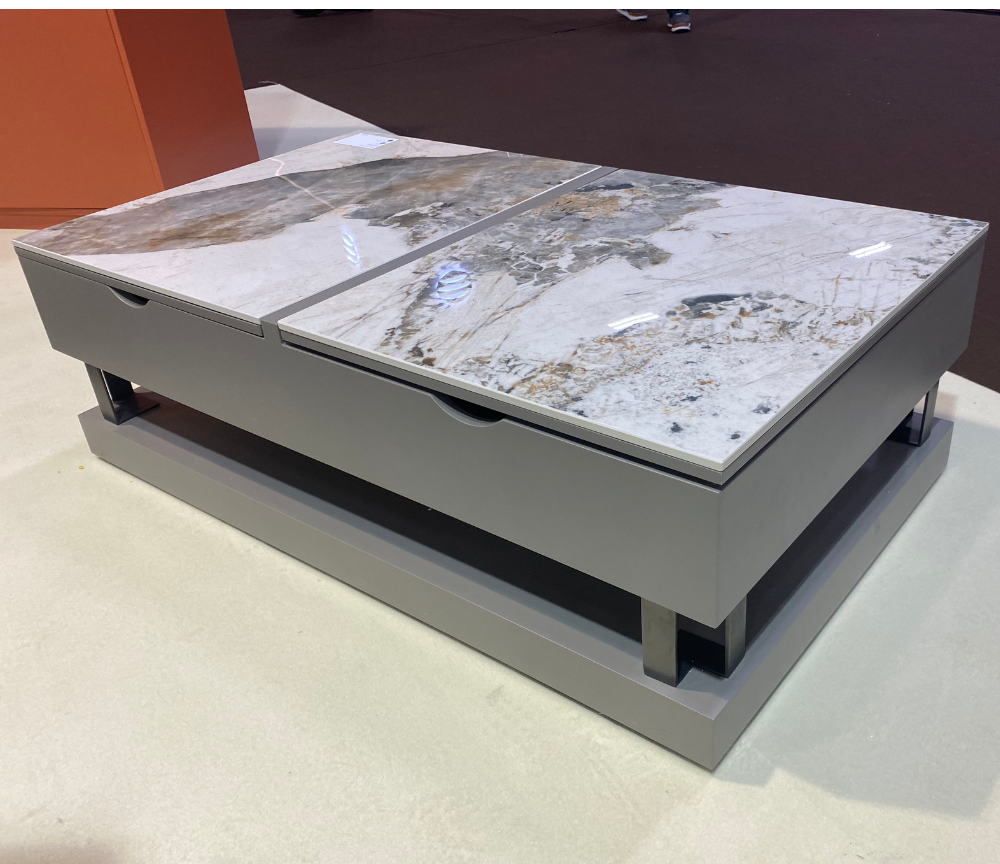 Torino table basse plateau relevable céramique effet marbre – position relevée, vue de trois quarts