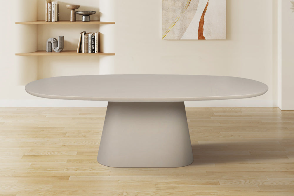 table forme galet de salle à manger en béton ciré beige