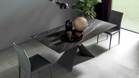 Table Sintesi vue de haut : plateau en céramique effet marbre noir et piétement central en métal anthracite