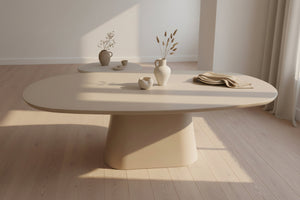 table forme galet de salle à manger en béton ciré beige