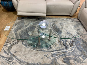 Table basse ovale Daniela en situation – salon – verre trempé transparent – ouverte