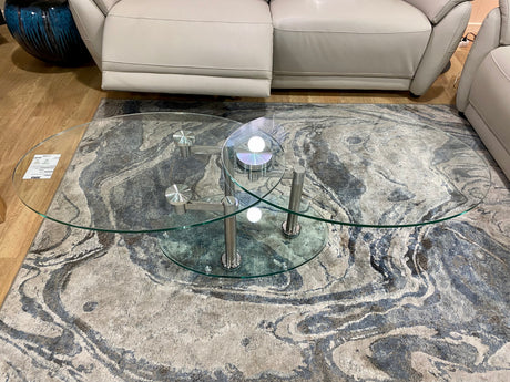 Ambiance salon avec la table basse en verre “Daniela” – showroom Souffle d’Intérieur à Yerres, mobilier haut de gamme design italien.