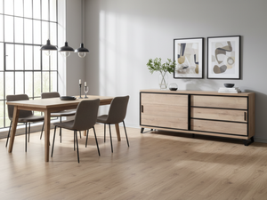 buffet bois naturel portes coulissantes en ambiance dans une salle a manger contemporaine avec une table de repas assortie