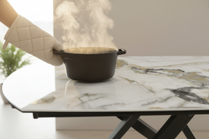 Céramique marbre résistante chaleur - casserole posée sur plateau