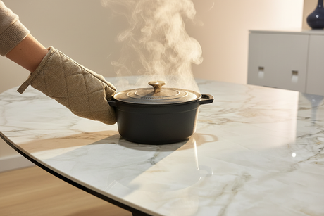 Céramique résistante à la chaleur - gros plan casserole chaude