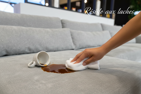 Canapé anti-taches avec café renversé