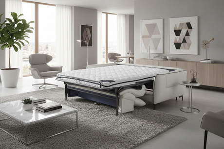 Canapé convertible cuir blanc pieds chromés dans salon contemporain