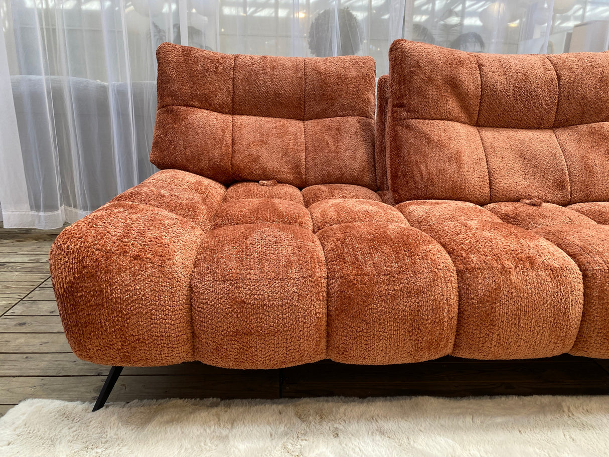 zoom sur le detail du tissu du canapé d'angle en tissu terracotta avance recule 