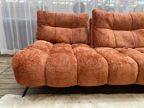 zoom sur le detail du tissu du canapé d'angle en tissu terracotta avance recule 