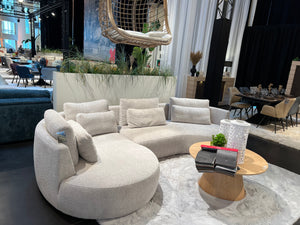 Canapé d’angle beige Martine en showroom – vue de face