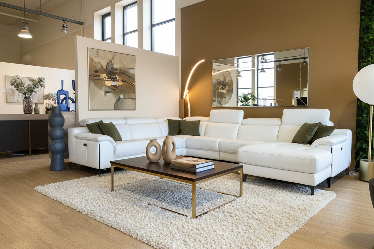 canapé panoramique en cuir relax electrique dans le magasin de meuble Souffle d'ntérieur à Yerres