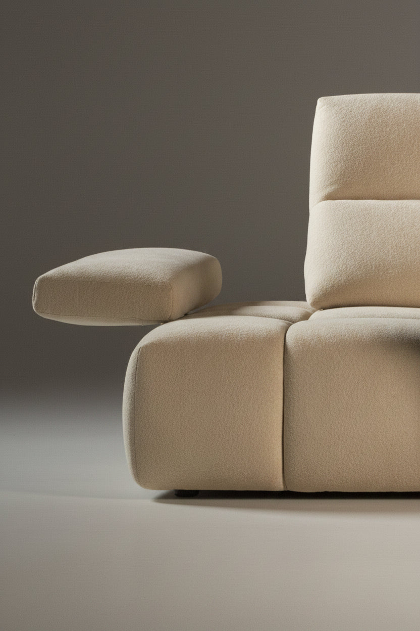 zoom sur l'accourdoir d'un canape d'angle avec dossiers avance recule design dans un salon contemporain - Calia italia