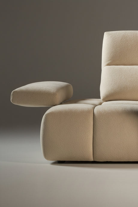 zoom sur l'accourdoir d'un canape d'angle avec dossiers avance recule design dans un salon contemporain - Calia italia
