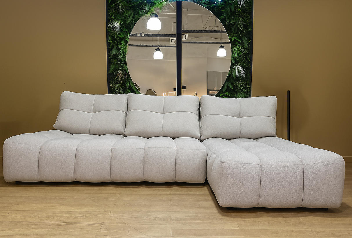 Canapé d'angle beige retour à droite vue de face dans le magasin Souffle d'intérieur à Yerres