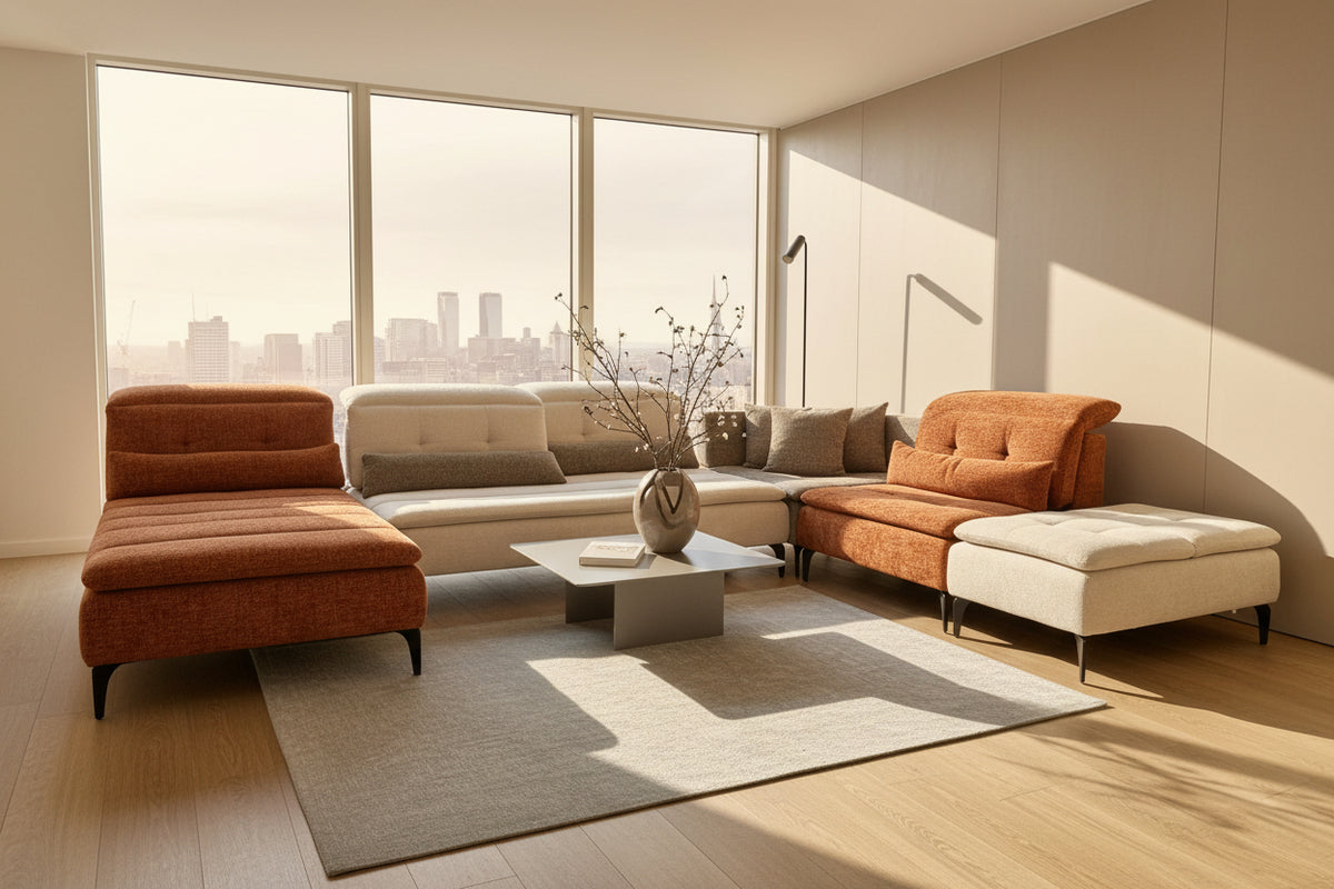 canape panoramique modulable en tissu confortable dossiers avance recule dans un magasin de meuble