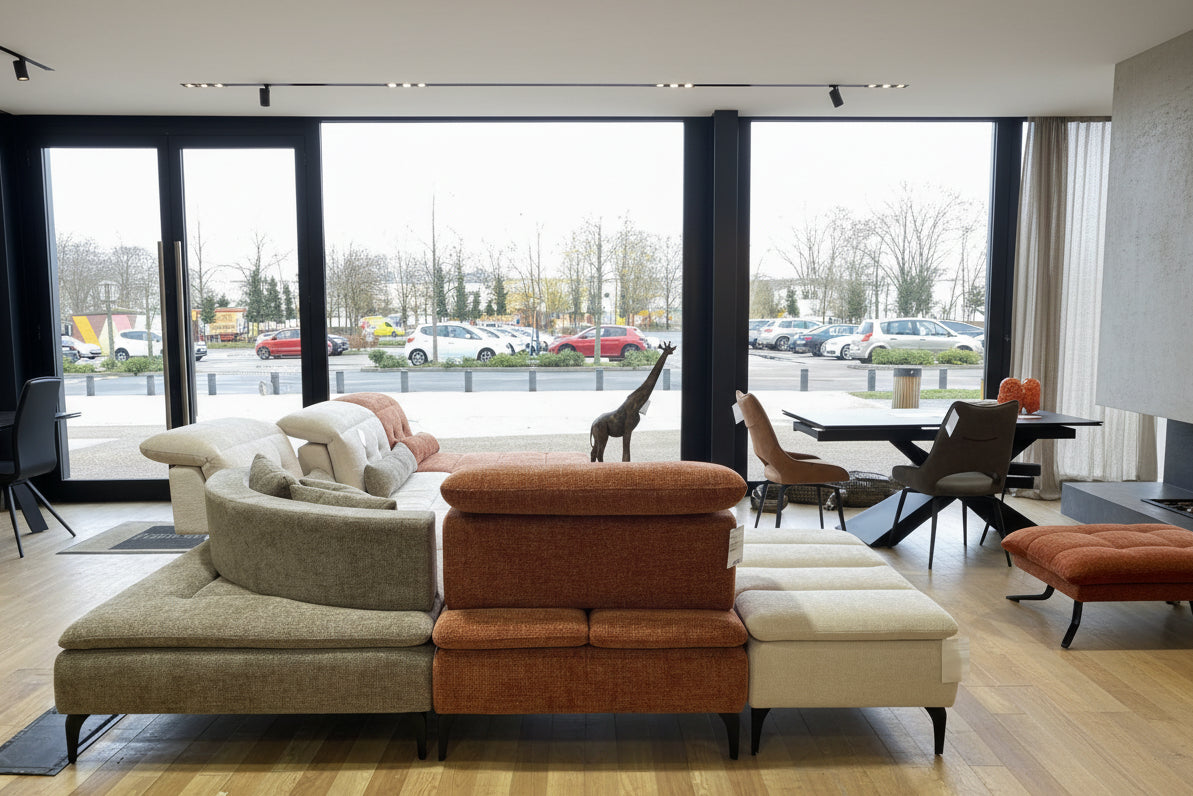 canape panoramique modulable en tissu confortable dossiers avance recule dans un magasin de meuble à Yerres - vue de dos